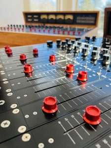 MixingBoard_RedKnobs3